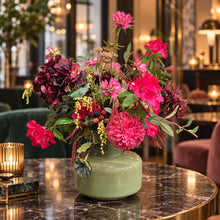 Load image into Gallery viewer, Zijden boeket in fuchsia en bordeaux met groene vaas