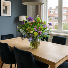 Afbeelding in Gallery-weergave laden, Blz. 12 | Rond opgemaakt boeket in vaas