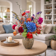 Afbeelding in Gallery-weergave laden, Zijden bloemstuk met blauwe hortensia in vaas