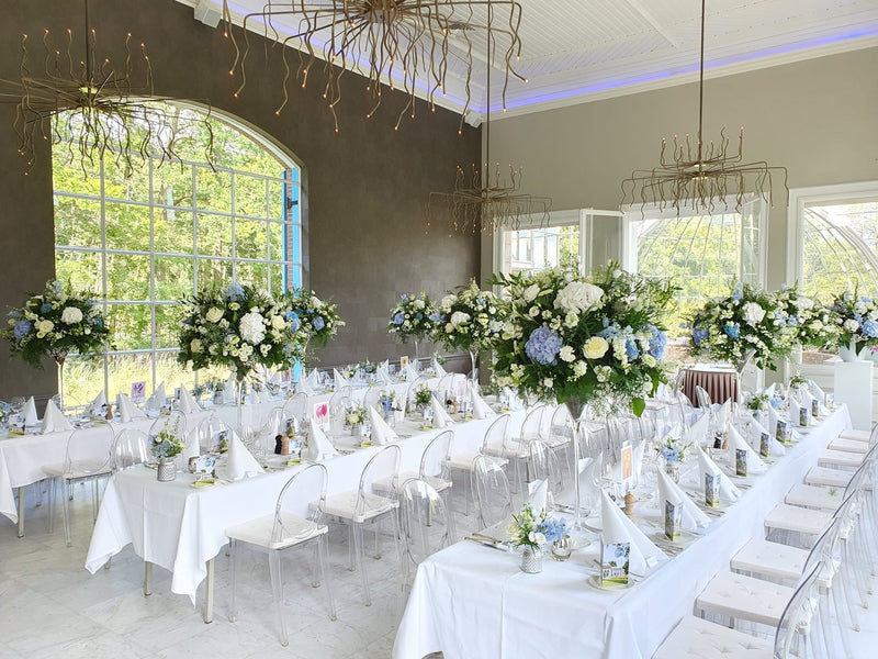 Bloemdecoraties bij feest in Orangerie Elswout