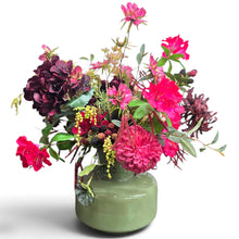 Load image into Gallery viewer, Zijden boeket in fuchsia en bordeaux met groene vaas
