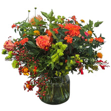 Load image into Gallery viewer, Warm herfstboeket in oranje en rode tinten
