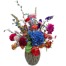 Afbeelding in Gallery-weergave laden, Zijden bloemstuk met blauwe hortensia in vaas
