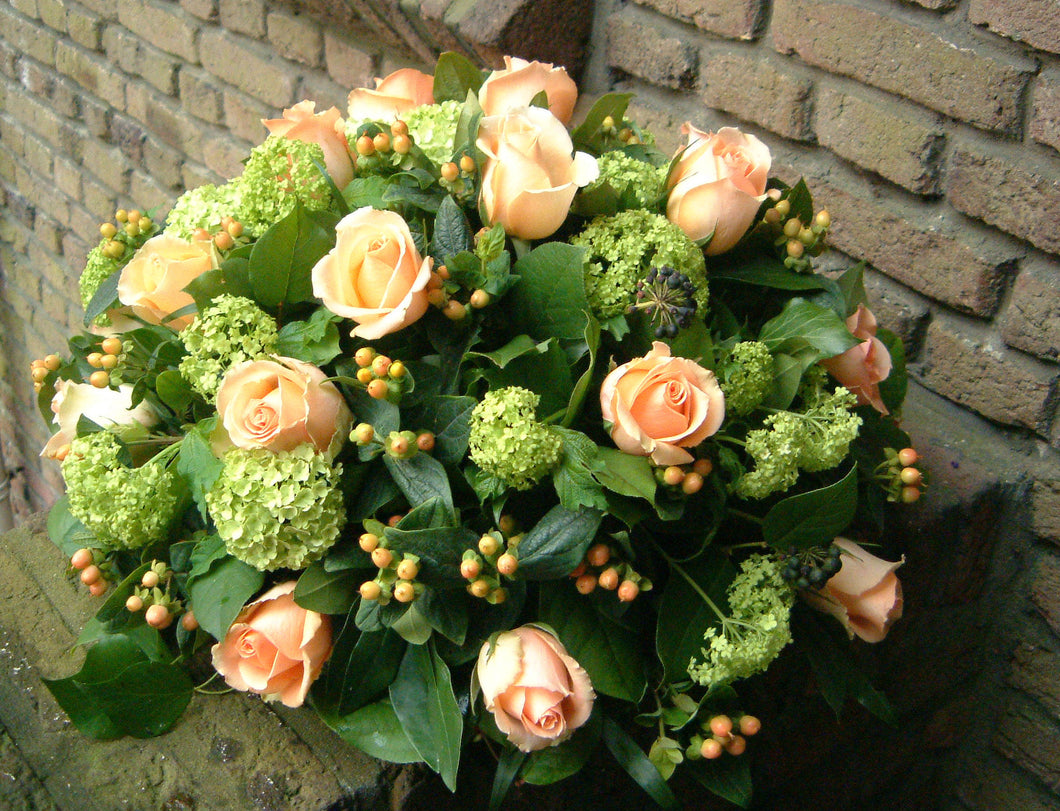 Blz. 8 | Rond zalmkleurige rozen Viburnum & aanvulling