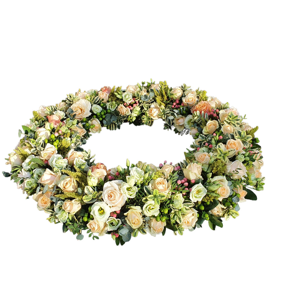 Blz. 35C | Bloemenkrans anjour zachte crème- en pasteltinten